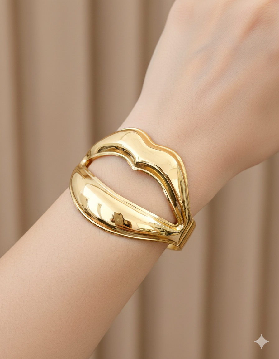 Luxe pout anti tarnish golden statement bracelet