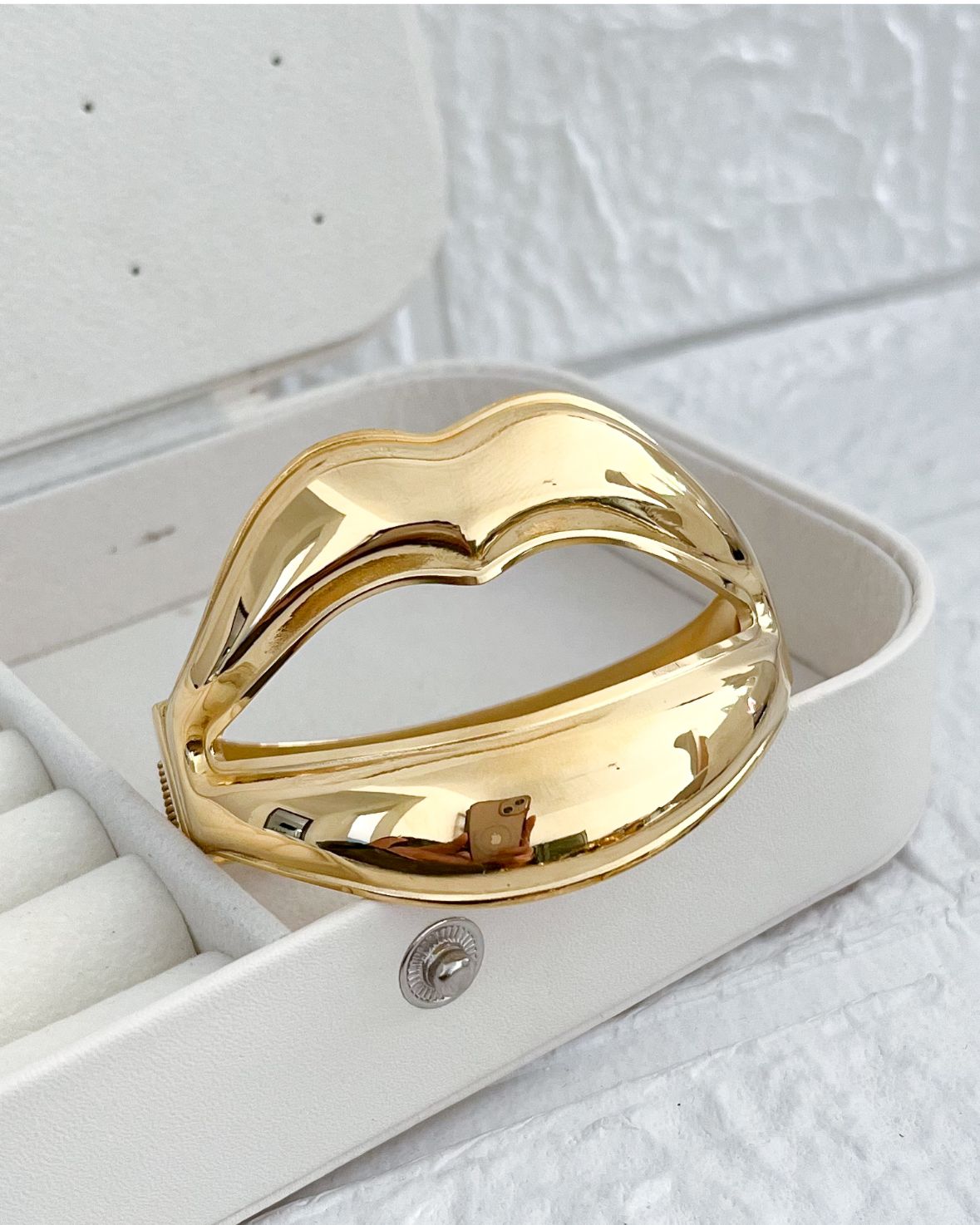 Luxe pout anti tarnish golden statement bracelet