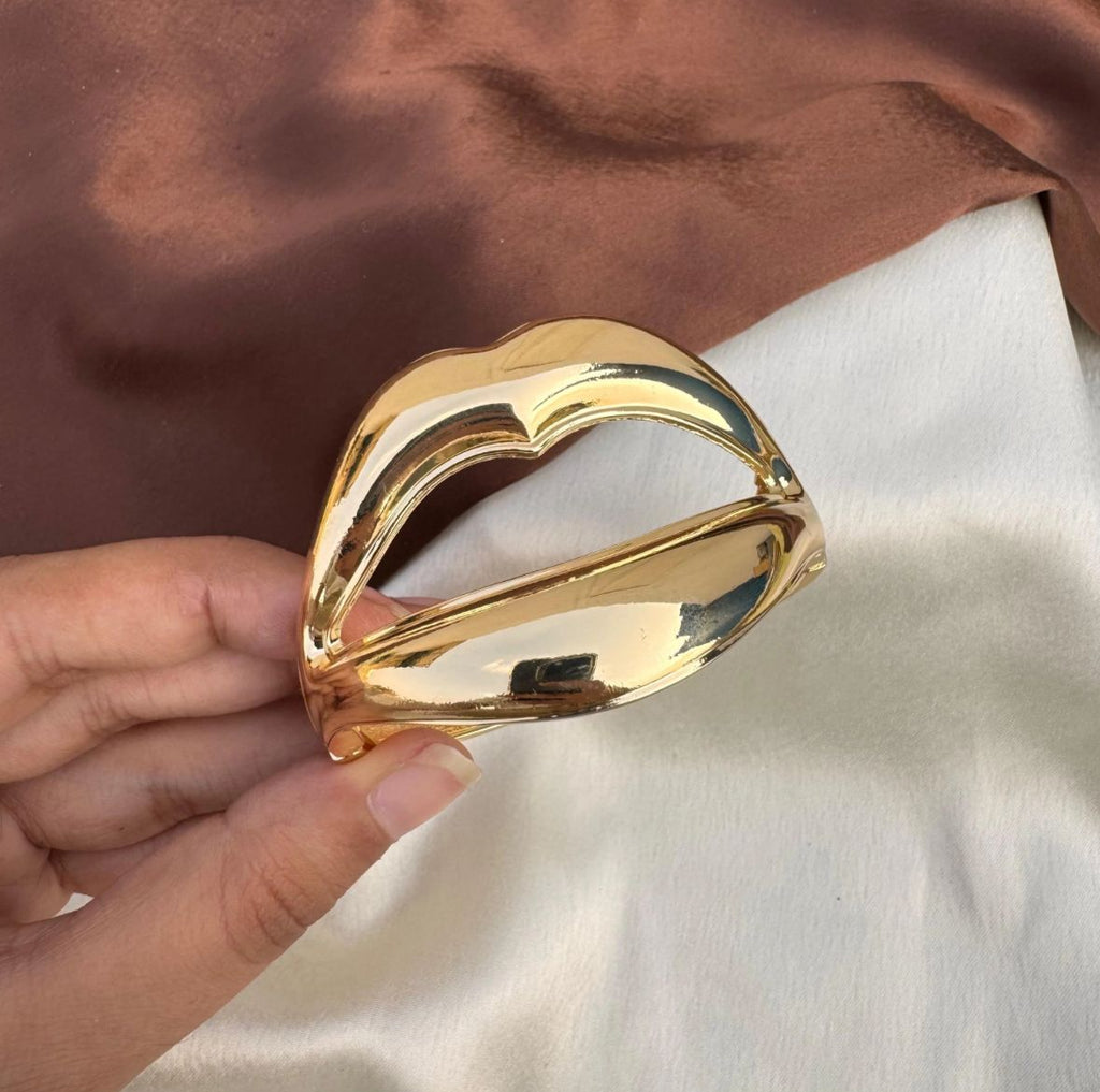 Luxe pout anti tarnish golden statement bracelet