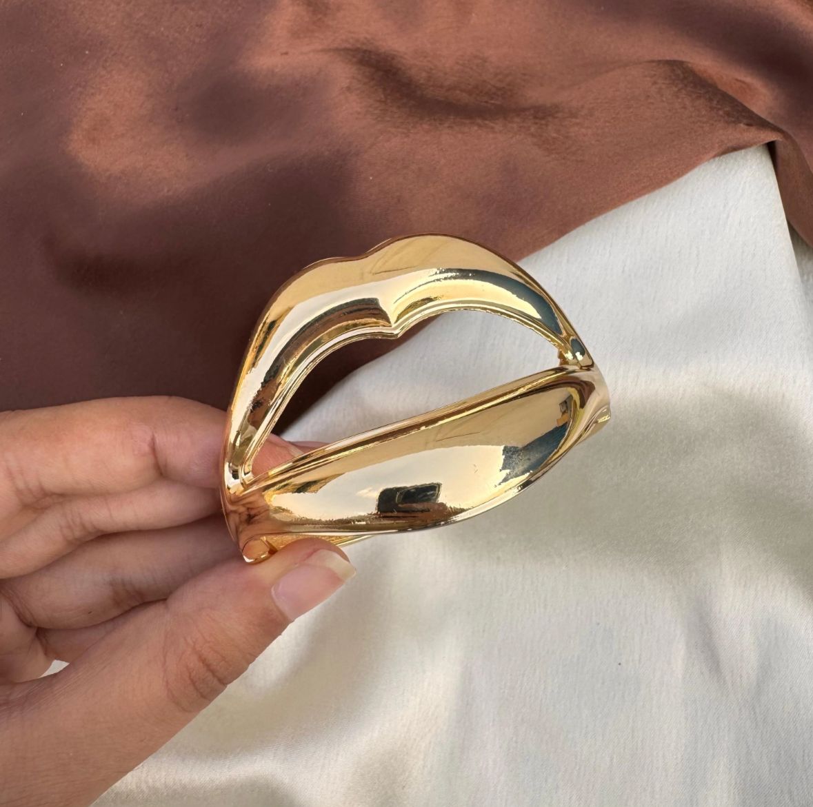 Luxe pout anti tarnish golden statement bracelet