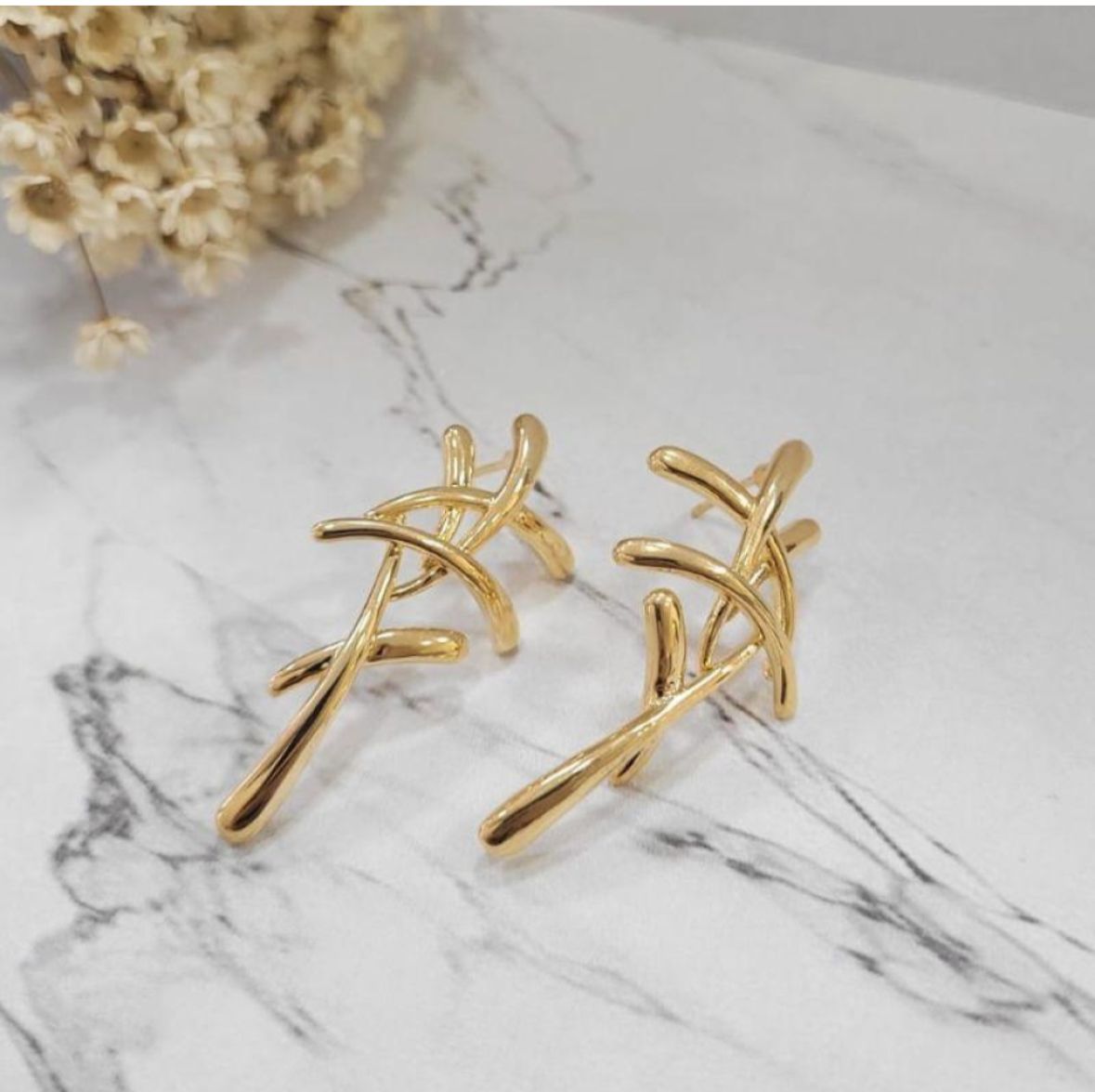 Sculptural cross ring